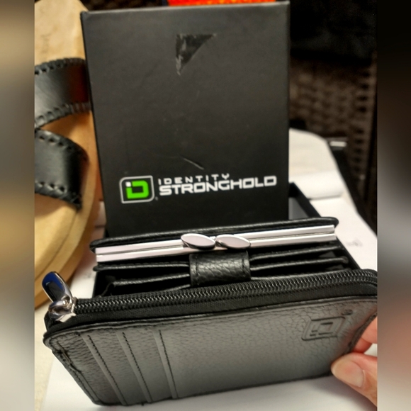 identity stronghold Handbags - #073 EUC Blk Leather Wallet & Card Case RFID Protected, 9 Card Slots, 2 ID Slots